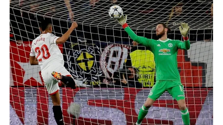 UNA MURALLA. De Gea le sacó todo al Sevilla, que lo peloteó durante todo el partido.