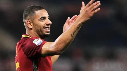 SOBRE LA LÍNEA. La salvada de Bruno Peres por Champions League fue celebrada por toda Roma.