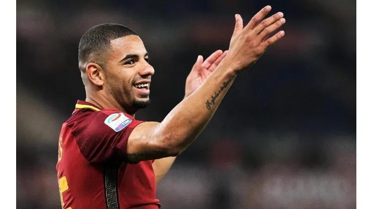 SOBRE LA LÍNEA. La salvada de Bruno Peres por Champions League fue celebrada por toda Roma.