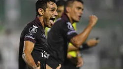 FESTEJÓ ACOSTA. La figura de Lanús generó el penal que terminó en la definición de Silva.