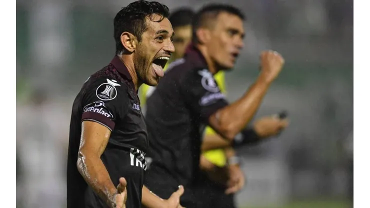 FESTEJÓ ACOSTA. La figura de Lanús generó el penal que terminó en la definición de Silva.