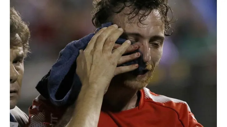 SIEMPRE DEJA TODO. Imagen de Amorebieta contra Nacional en la Copa Sudamericana 2017.