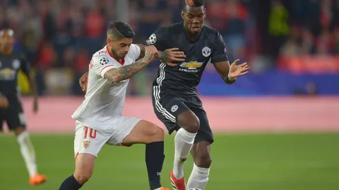 LUCHA EVER. Banega busca sacar el balón a Pogba en el mediocampo (Foto: Getty).