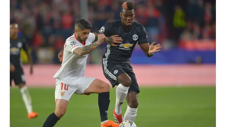 LUCHA EVER. Banega busca sacar el balón a Pogba en el mediocampo (Foto: Getty).