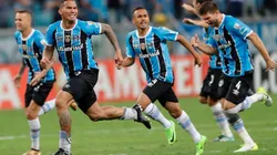 SALUD, CAMPEÓN. Geromel levanta con Maicon la Recopa Sudamericana en Porto Alegre.