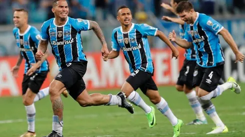 SALUD, CAMPEÓN. Geromel levanta con Maicon la Recopa Sudamericana en Porto Alegre.