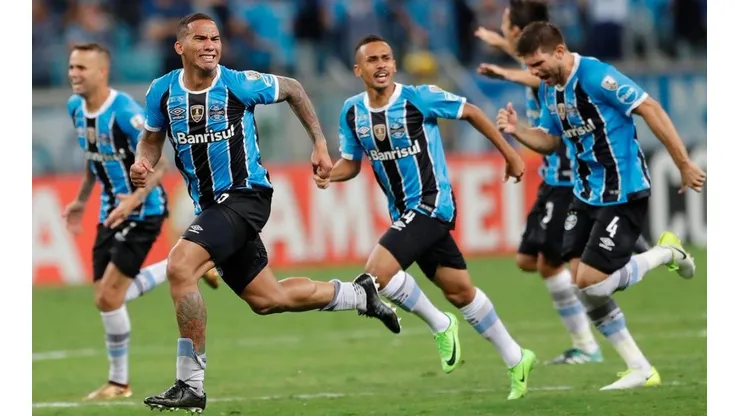 SALUD, CAMPEÓN. Geromel levanta con Maicon la Recopa Sudamericana en Porto Alegre.