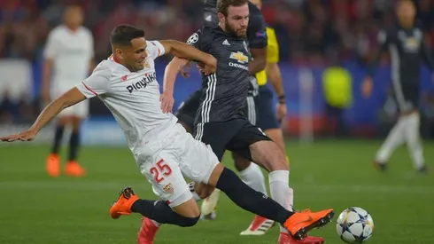 NO DEJA PASAR A NADIE. Mercado le corta el camino a Mata ante la mirada de Pogba.