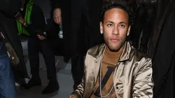 ¡DISTINTIVO! Neymar y un curioso atuendo para estar de entrecasa.