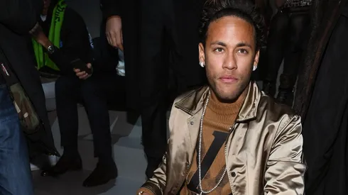 ¡DISTINTIVO! Neymar y un curioso atuendo para estar de entrecasa.