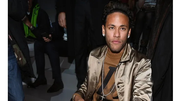 ¡DISTINTIVO! Neymar y un curioso atuendo para estar de entrecasa.