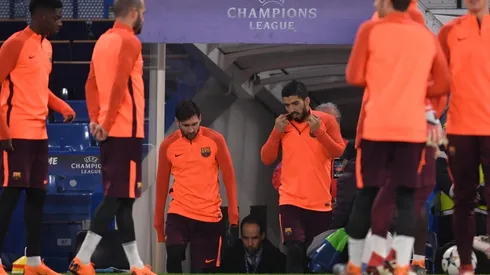 EN LA PREVIA. Luis Suárez junto a Lionel Messi en la previa del encuentro contra Chelsea por Champions League (Foto: Getty).