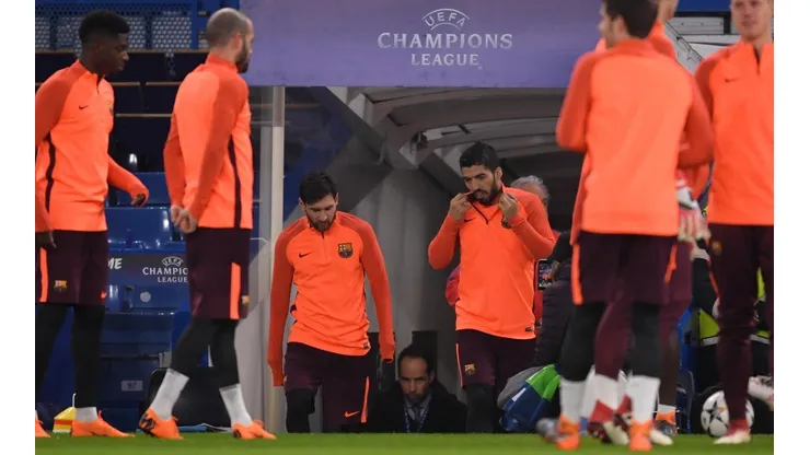 EN LA PREVIA. Luis Suárez junto a Lionel Messi en la previa del encuentro contra Chelsea por Champions League (Foto: Getty).