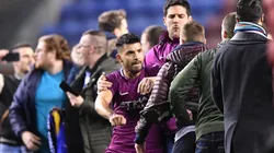 DESENCAJADO. Sergio Agüero mano a mano contra el fanático del Wigan (Foto: Getty).