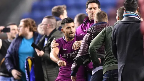 DESENCAJADO. Sergio Agüero mano a mano contra el fanático del Wigan (Foto: Getty).