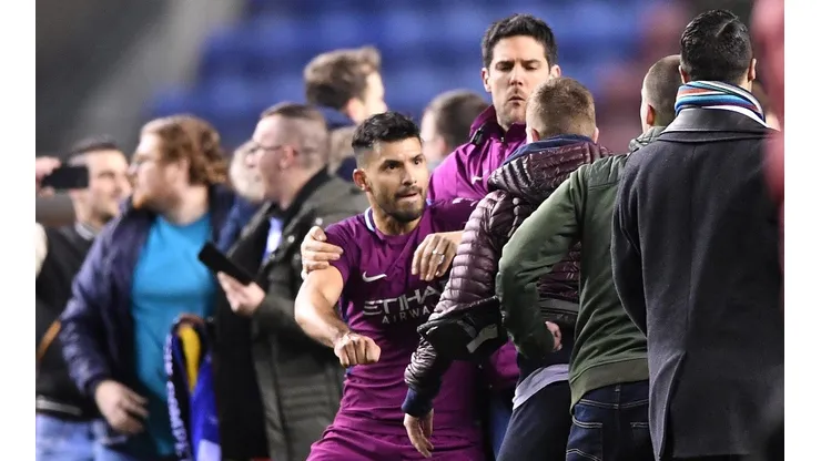 DESENCAJADO. Sergio Agüero mano a mano contra el fanático del Wigan (Foto: Getty).