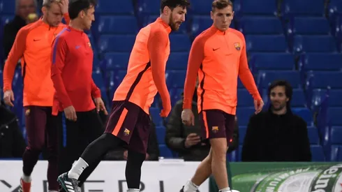 SE PREPARA EL DIEZ. Messi durante el reconocimiento de campo en Stamford Bridge (Foto: Getty).