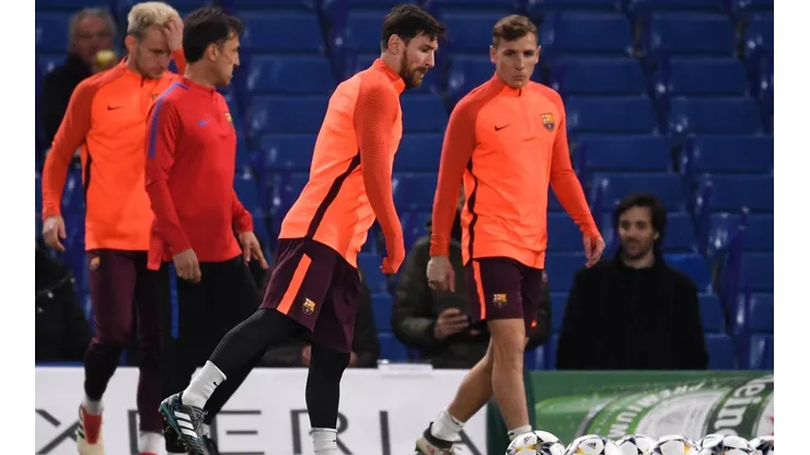 SE PREPARA EL DIEZ. Messi durante el reconocimiento de campo en Stamford Bridge (Foto: Getty).