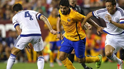 Luis Suárez luchando contra los defensores de Chelsea