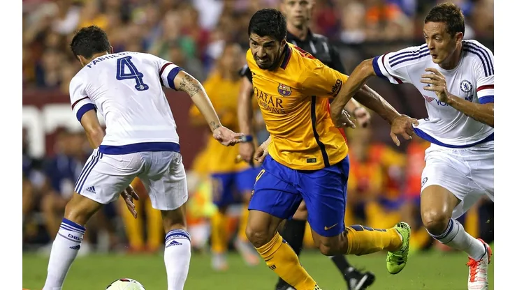 Luis Suárez luchando contra los defensores de Chelsea