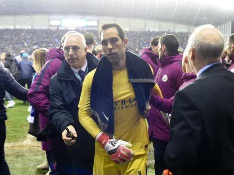 Un pequeño hincha del Wigan consoló a Bravo tras la derrota del City