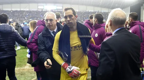 DESOLADO. El chileno Bravo no pudo hacer nada para evitar la caída del City.
