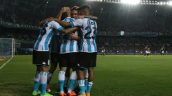 Abrazo de gol de los jugadores de Racing