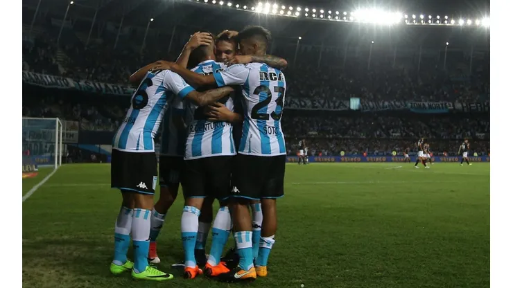 Abrazo de gol de los jugadores de Racing