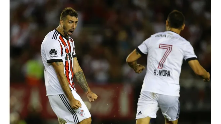 LOS SALVADORES. Pratto y Mora fueron más que el horroroso desempeño del árbitro Baliño.