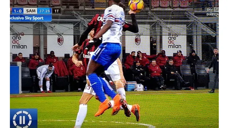 Escándalo en Italia: Recurrieron al VAR y no cobraron este claro penal para la Sampdoria contra el Milan