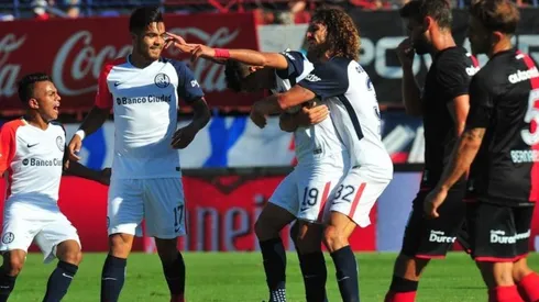 San Lorenzo celebra el tanto de Rubén Botta.