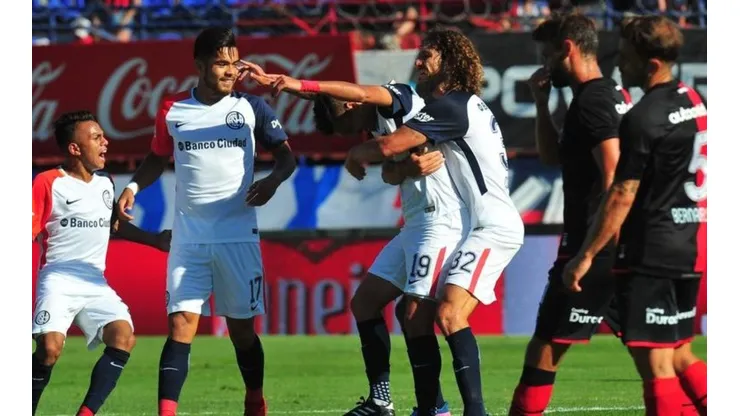 San Lorenzo celebra el tanto de Rubén Botta.