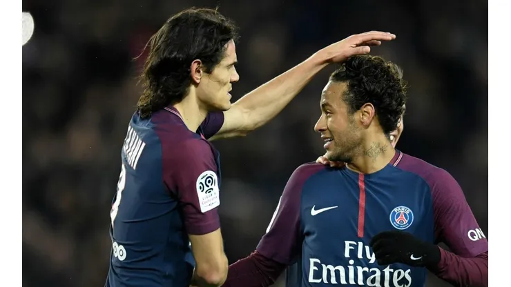 AMIGOS EN PSG. Cavani celebra con Neymar en el Paris Saint-Germain.