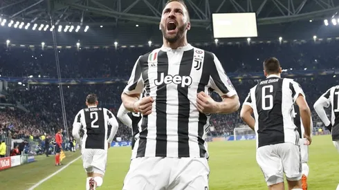 FESTEJA EL GOLEADOR. Higuaín se desahoga con los colores de Juventus.