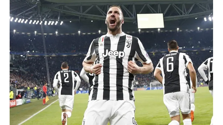 FESTEJA EL GOLEADOR. Higuaín se desahoga con los colores de Juventus.