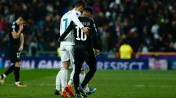 ABRAZADOS. Cristiano Ronaldo y Neymar en los octavos de final por Champions League entre PSG y Real Madrid (Foto: Getty).