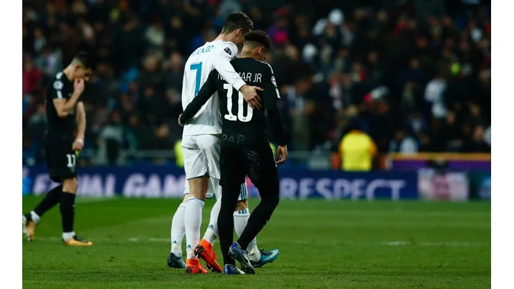 ABRAZADOS. Cristiano Ronaldo y Neymar en los octavos de final por Champions League entre PSG y Real Madrid (Foto: Getty).