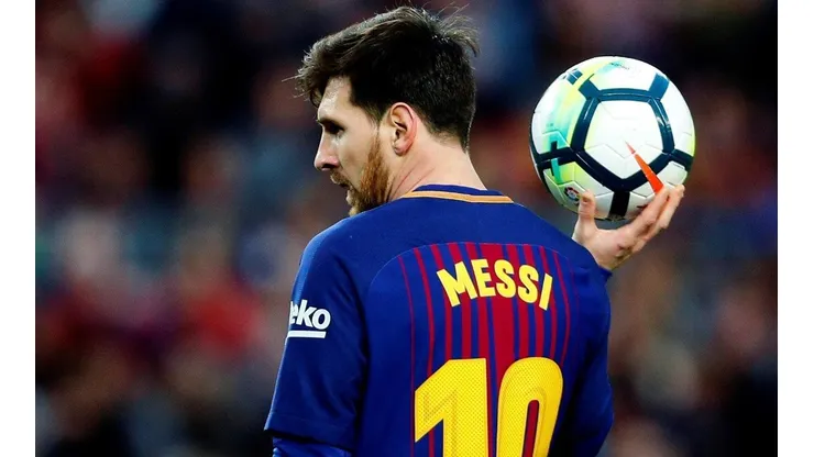 EL DUEÑO DEL BALÓN. Messi junto a la pelota en el último encuentro del Barcelona.