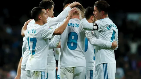 EL DIRECTOR. Toni Kroos en el medio de las felicitaciones del Real Madrid ante PSG (Foto: Getty).