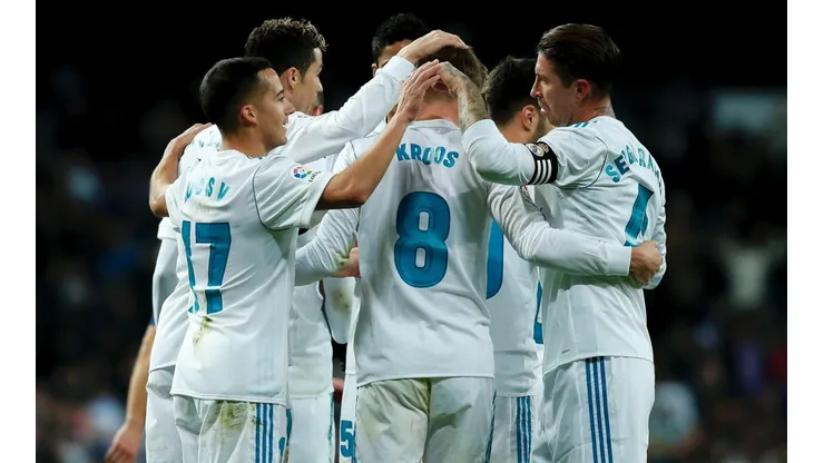 EL DIRECTOR. Toni Kroos en el medio de las felicitaciones del Real Madrid ante PSG (Foto: Getty).