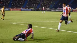 UN PASO MÁS. Chará celebra, Alvez lo corre de atrás. Tuvo en sus pies la oportunidad de aumentar la ventaja.