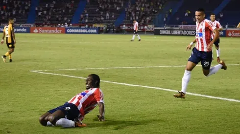 UN PASO MÁS. Chará celebra, Alvez lo corre de atrás. Tuvo en sus pies la oportunidad de aumentar la ventaja.