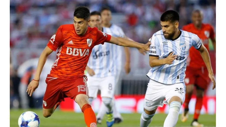 Villagra enfrentando a River.
