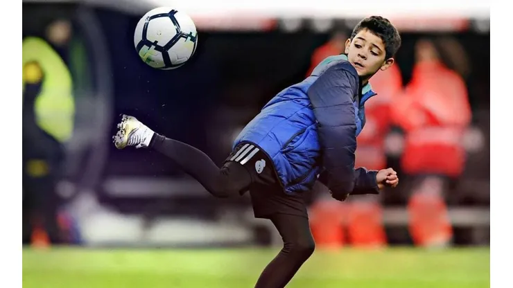 TIRA MAGIA. Cristiano Ronaldo Jr. en el campo del Santiago Bernabéu.