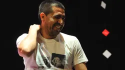 Juan Román Riquelme sigue despuntando el vicio de llevar la pelota a sus pies.