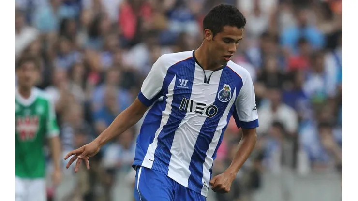 A sus 25 años, este defensor formado en el América también jugó en la Real Sociedad y Espanyol