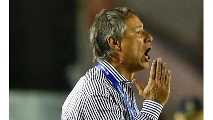 Ariel Holan y un gesto polémico tras la final de Independiente: ¿Acusó al árbitro de recibir plata?