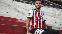 LA ROMPE DE MODELO. Además de ser goleador, Scocco posa con los tres colores de la camiseta de River.