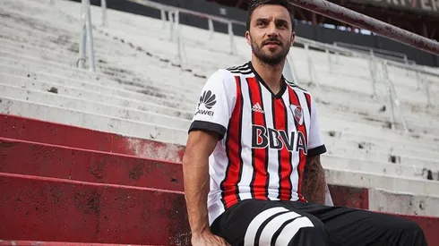 LA ROMPE DE MODELO. Además de ser goleador, Scocco posa con los tres colores de la camiseta de River.