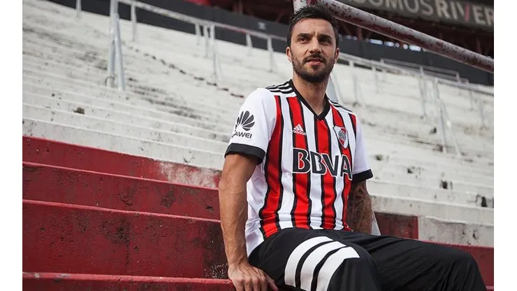 LA ROMPE DE MODELO. Además de ser goleador, Scocco posa con los tres colores de la camiseta de River.